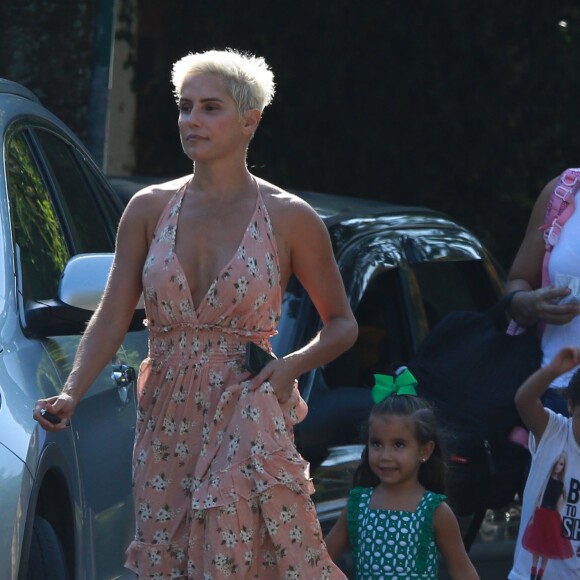 Deborah Secco, com o visual platinado, buscou a filha em uma festinha com visual cheio de estilo