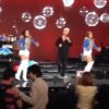 Xuxa dança com as paquitas a coreografia de 'Tindolelê'