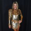 Dicas pra usar dourado no look: a editora de moda Anna Dello Russo com um look bordado em paetês dourados