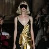 Dicas pra usar dourado no look: vestido assimétrico da Gucci