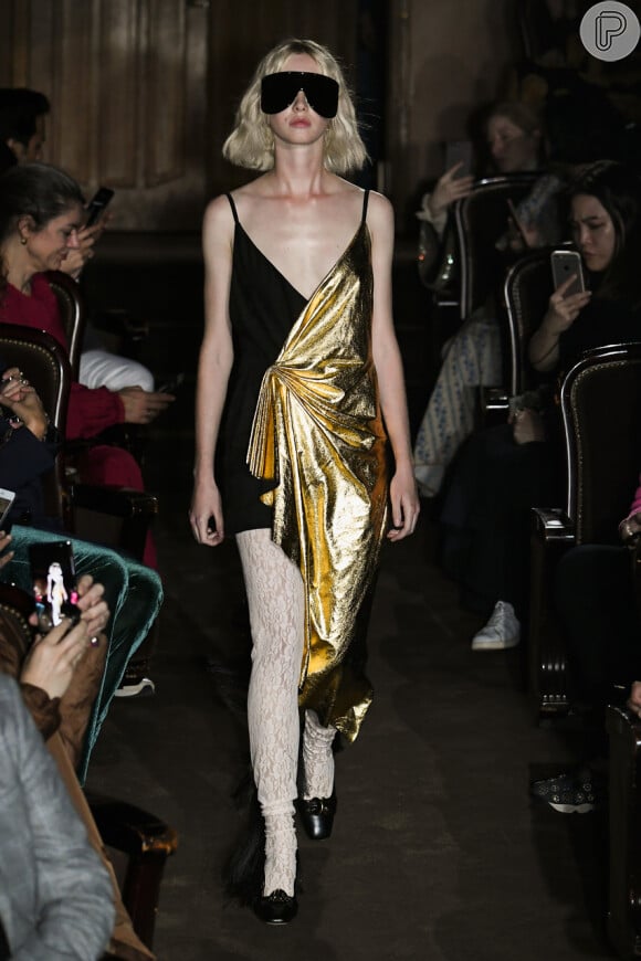 Dicas pra usar dourado no look: vestido assimétrico da Gucci