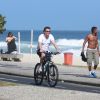 Fábio Assunção passeou de bicicleta pela orla da Barra da Tijuca, na Zona Oeste do Rio, na tarde desta segunda-feira, 22 de setembro de 2014. Simpático, o ator posou para fotos em um quiosque ao ser abordado por fãs