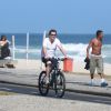 Fábio Assunção passeou de bicicleta pela orla da Barra da Tijuca, na Zona Oeste do Rio, na tarde desta segunda-feira, 22 de setembro de 2014. Simpático, o ator posou para fotos em um quiosque ao ser abordado por fãs