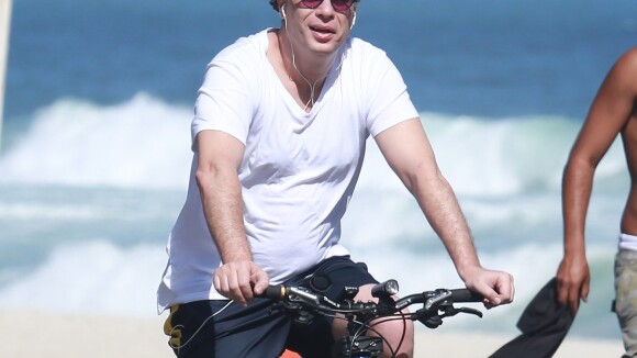 Fábio Assunção anda de bicicleta em praia do Rio e posa para fotos com fãs