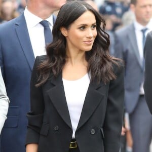 Meghan Markle é fã de combinações de preto e branco, como o look escolhido por ela em visita a Irlanda