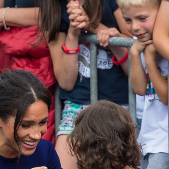 Meghan Markle roubou a cena com saia Givenchy listrada durante a tour