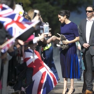 Meghan Markle também apostou na cor azul em look Givenchy durante viagem à Oceania