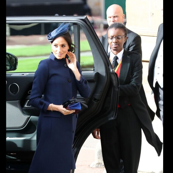 No casamento de Eugenie de York, prima de Príncipe William, Meghan Markle escolheu uma produção Givenchy azul