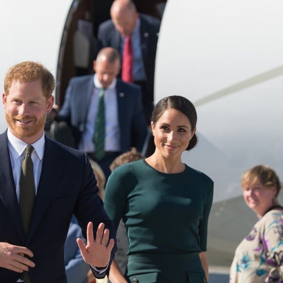 Meghan Markle voltou a apostar em um conjunto Givenchy ao chegar na Irlanda em visita oficial