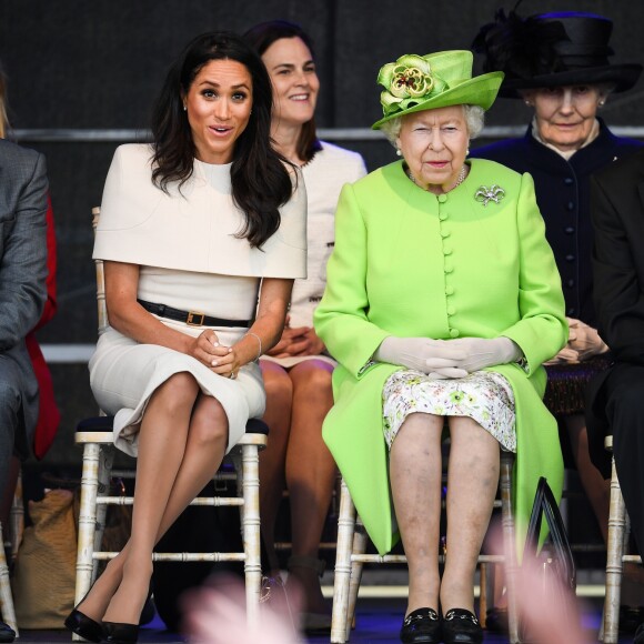 Cerca de um mês depois do casamento, Meghan Markle teve seu primeiro evento com a rainha Elizabeth II e optou por um modelo nude da Givenchy