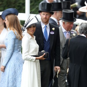 Meghan Markle usou um vestido Givenchy com saia assimétrica e colarinho no evento tradicional britânico