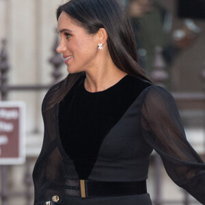 Meghan Markle usou um midi black Givenchy de R$ 12 mil em seu primeiro evento solo como duquesa