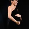 Meghan Markle valorizou a barriga de gravidez com o vestido de um ombro só Givenchy