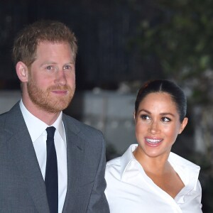 Meghan Markle usou camisa social e saia longa Givenchy em premiação com marido, Príncipe Harry