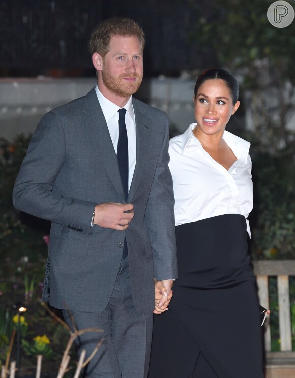 Meghan Markle usou camisa social e saia longa Givenchy em premiação com marido, Príncipe Harry