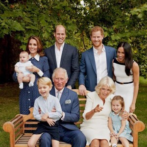 Na foto oficial do aniversário de 70 anos do sogro, Príncipe Charles, Meghan Markle usou um tubinho Givenchy