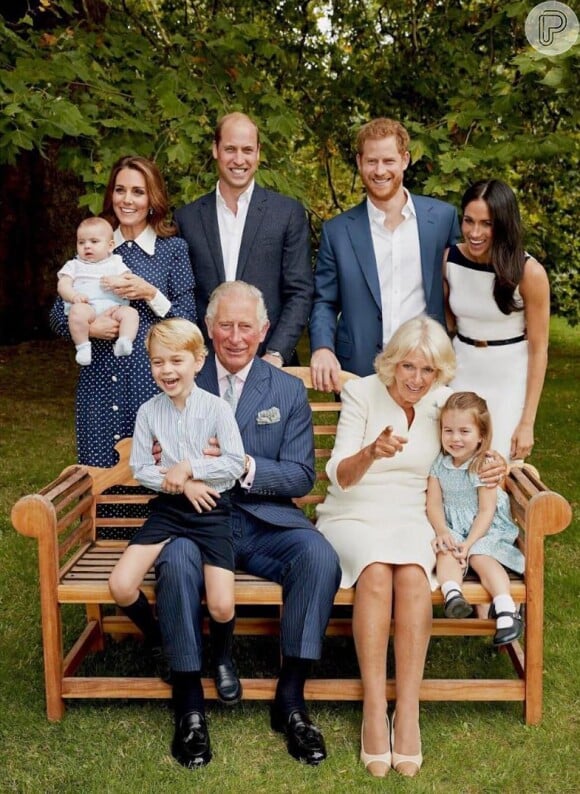 Na foto oficial do aniversário de 70 anos do sogro, Príncipe Charles, Meghan Markle usou um tubinho Givenchy