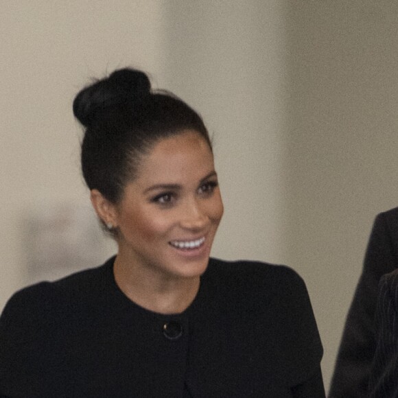 Meghan Markle escolheu uma produção preta da Givenchy em visita à Associação de Universidades da Commonwealth