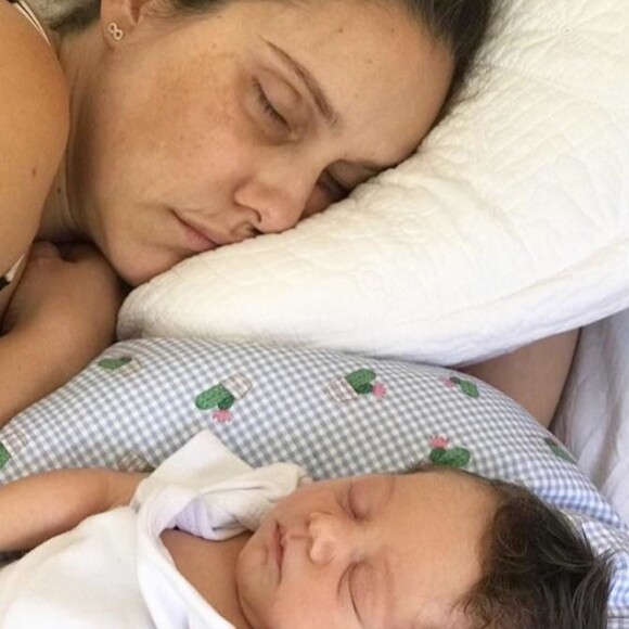 Aline Fanju é mãe da pequena Teresa, nascida em julho de 2018. Em desabafo, atriz fez críticas para as mulheres que aparecem com corpo perfeito após darem à luz. 'Desserviço! É inalcançável, portanto oprime e deprime'