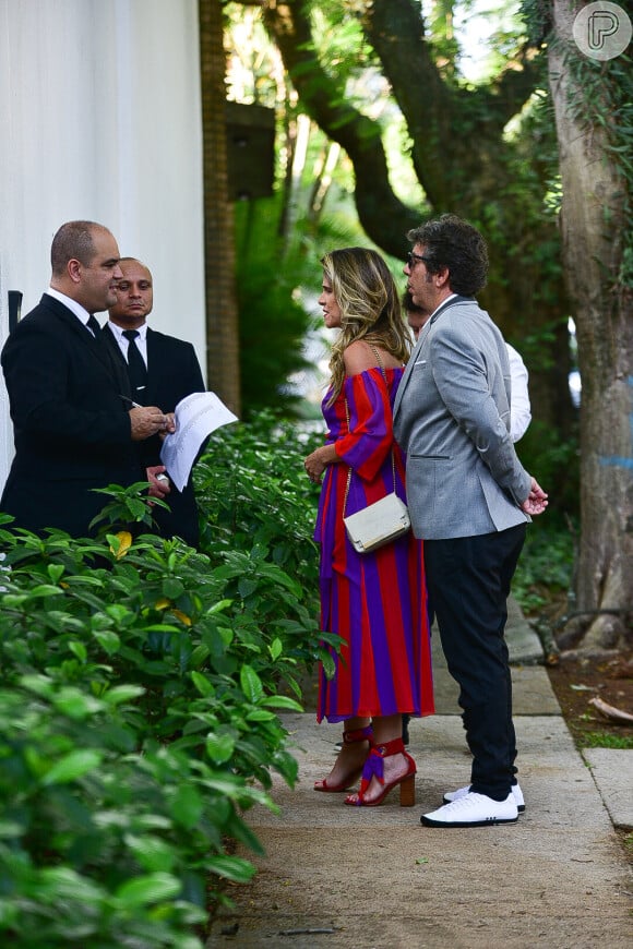 Ingrid Guimarães foi fotografada ao chegar no casamento de Laura Neiva e Chay Suede