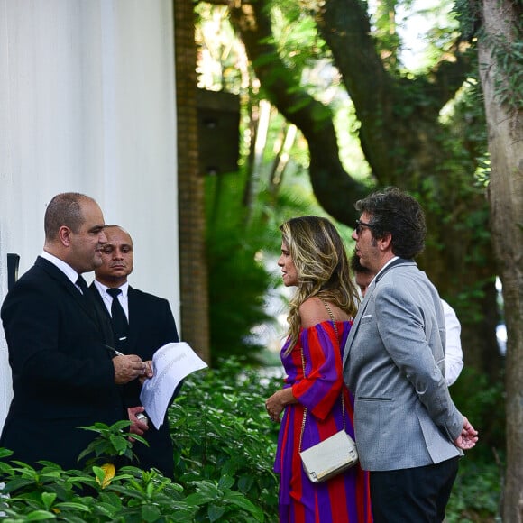 Ingrid Guimarães foi fotografada ao chegar no casamento de Laura Neiva e Chay Suede