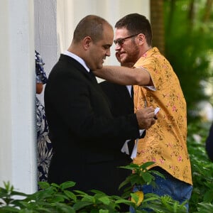 Emílio Dantas prestigia casamento de Laura Neiva e Chay Suede