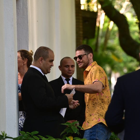 Emílio Dantas é fotografado ao chegar no casamento de Laura Neiva e Chay Suede