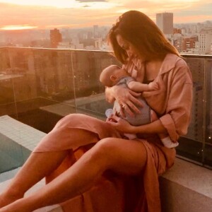 Sabrina Sato posou com a filha, Zoe, no colo e postou foto na web