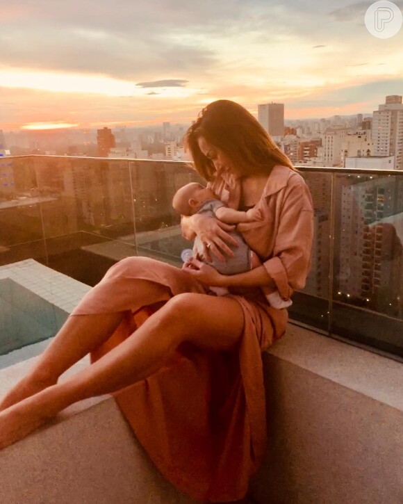 Sabrina Sato posou com a filha, Zoe, no colo e postou foto na web