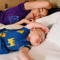 Sabrina Sato dorme com filha e Zoe encanta fãs com clique: 'Tá japinha na foto'