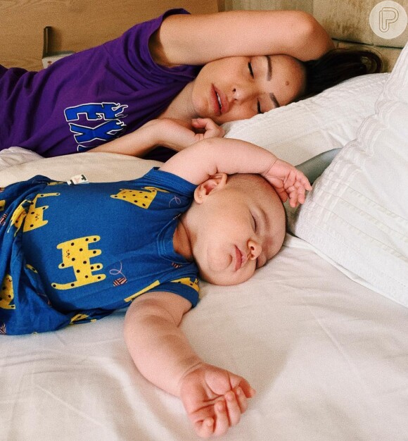 Sabrina Sato apareceu dormindo com a filha, Zoe, neste domingo, 3 de fevereiro de 2019