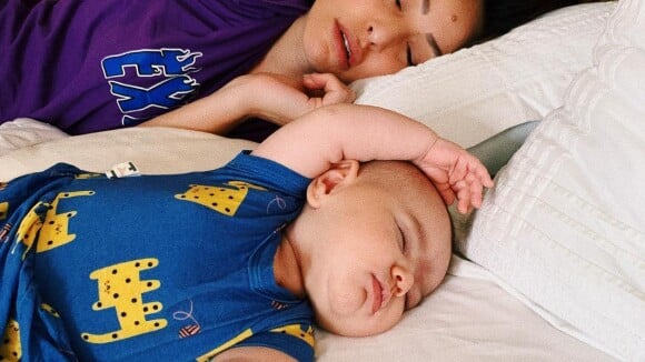 Sabrina Sato dorme com filha e Zoe encanta fãs com clique: 'Tá japinha na foto'