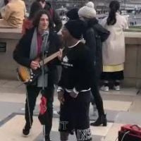 Em Paris, Nego do Borel ajuda a emplacar show de cantor de rua. Vídeo!