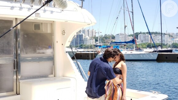 Jerônimo (Jesuita Barbosa) e Vanessa trocarão um beijo durante a festa de comemoração da PopTv, na novela 'Verão 90'.