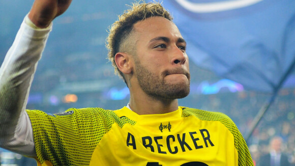 Platinado e com muletas, Neymar canta em festa de aniversário: 'Livre pra voar'
