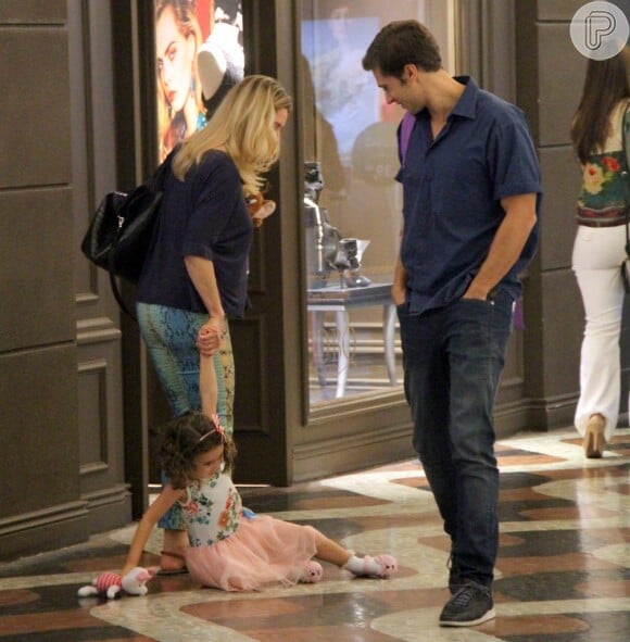 A filha de Leticia Spiller e Lucas Loureiro brincou durante o passeio no Shopping da Gávea