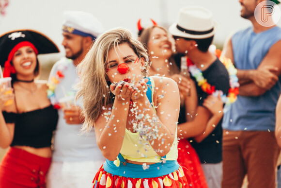 Sobreposições de regatas coloridas ajudam a compor uma fantasia de palhacinha no Carnaval