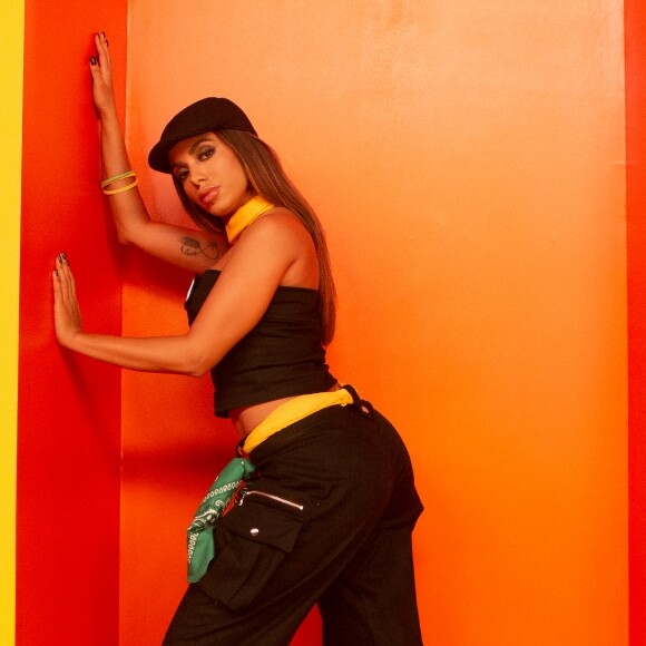 Anitta apostou em looks com tendência dos anos 2000 para fazer clipe 'Terremoto'