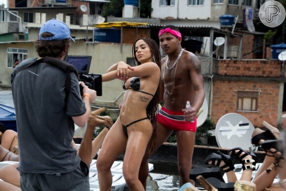 Anitta parou o Vidigal, comunidade do Rio de Janeiro, ao gravar clipe com biquíni feito de fita isolante