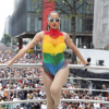 Anitta aposta em body de franjas com cores do arco-íris em bloco de Carnaval em São Paulo
