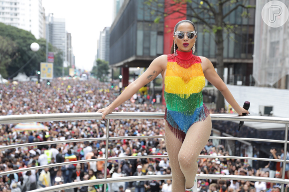 Anitta aposta em body de franjas com cores do arco-íris em bloco de Carnaval em São Paulo
