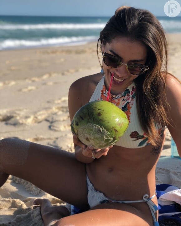 Anitta costuma inspirar fãs com looks beachwear