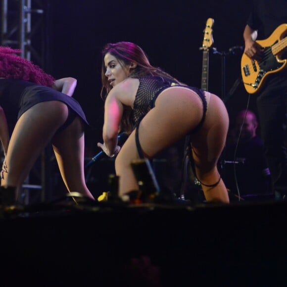Anitta faz performances sensuais nos palcos