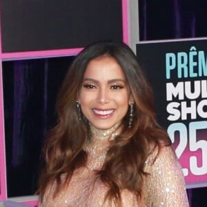 Anitta esbanjou sensualidade e elegância no Prêmio Multishow 2018