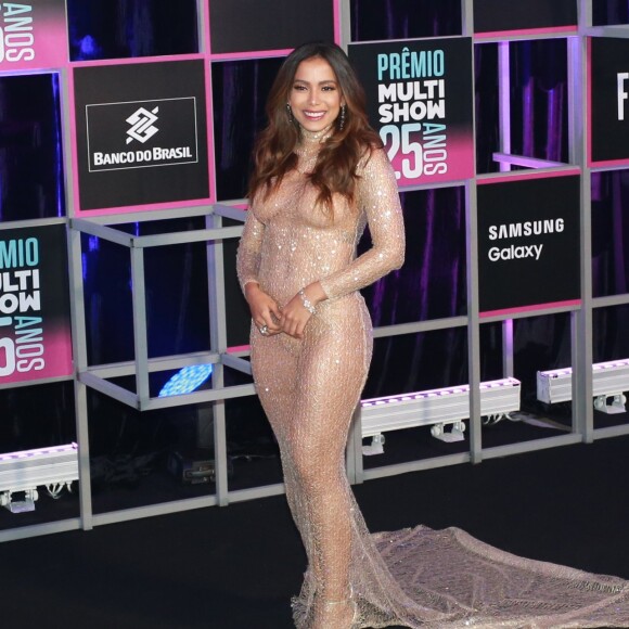 Anitta esbanjou sensualidade e elegância no Prêmio Multishow 2018