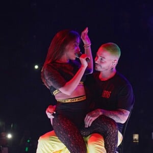 Anitta faz performance para lá de sensual com J Balvin