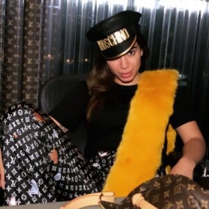 Anitta costuma fazer viagens internacionais com looks grifados, como essa calça estilo pijama da Louis Vuitton