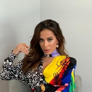 Anitta posa com look Versace para o 'Melhores do Ano', do 'Domingão do Faustão'