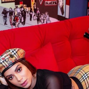 Anitta combina cropped transparente com calça da marca Burberry