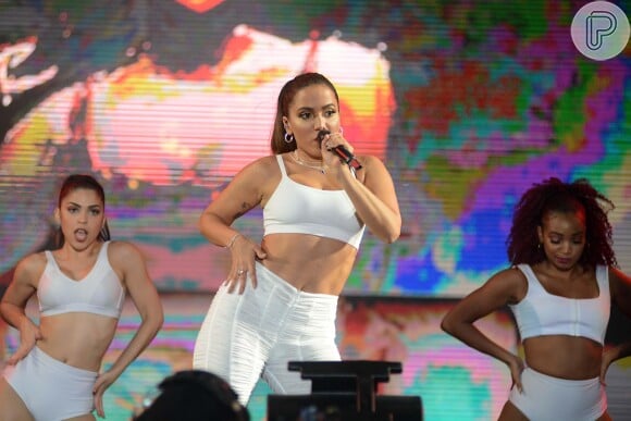 O conjunto branco de calça e cropped usado por Anitta em um dos shows também fez sucesso